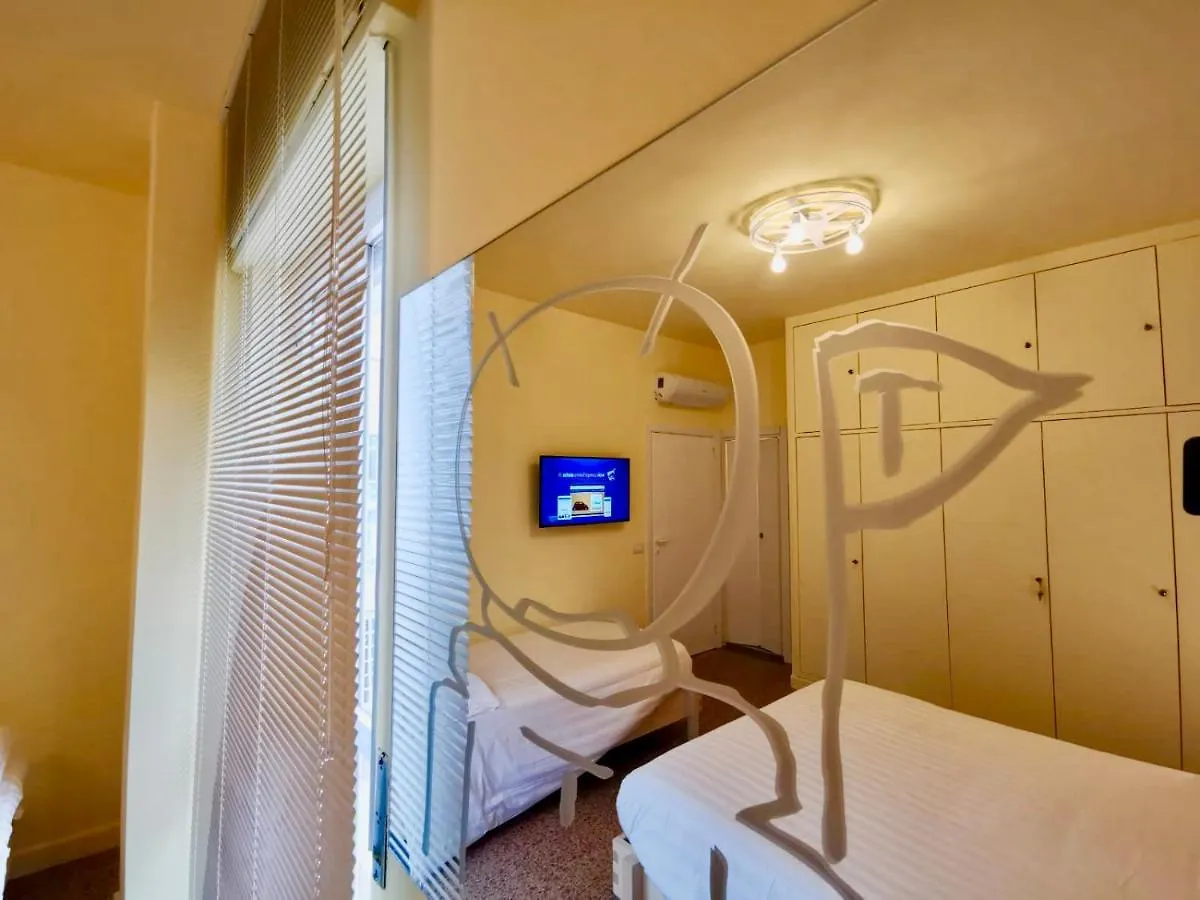 Red Carpet Rooms Bari 0*,