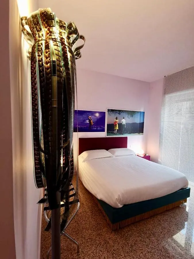 Red Carpet Rooms Bari 0*,